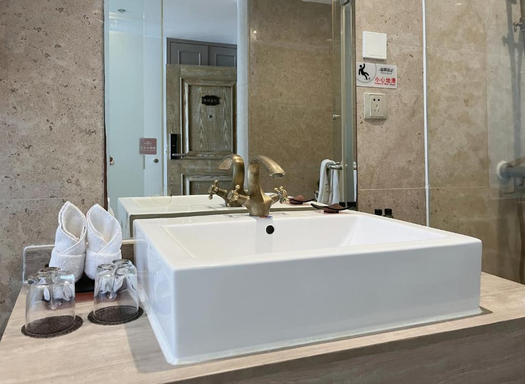 BARRY BOUTIQUE HOTEL SANYA 3*