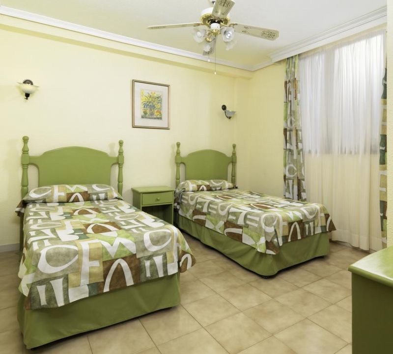 PARADISE COURT APT 2*