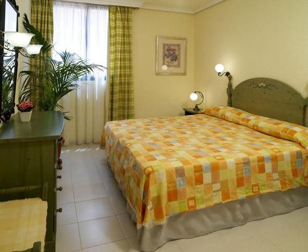PARADISE COURT APT 2*