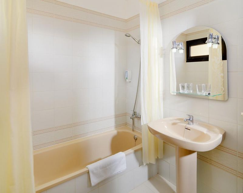 PARADISE COURT APT 2*