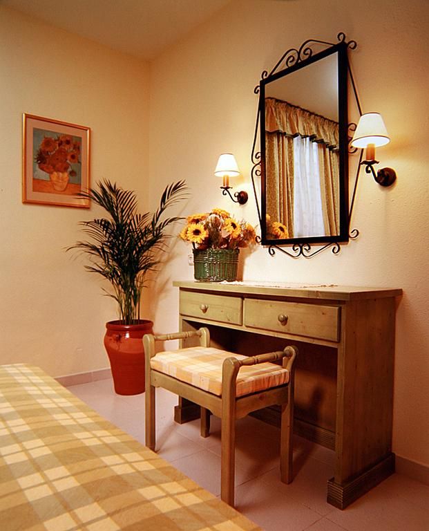 PARADISE COURT APT 2*