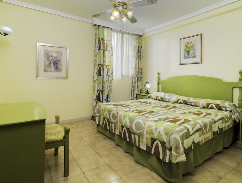 PARADISE COURT APT 2*