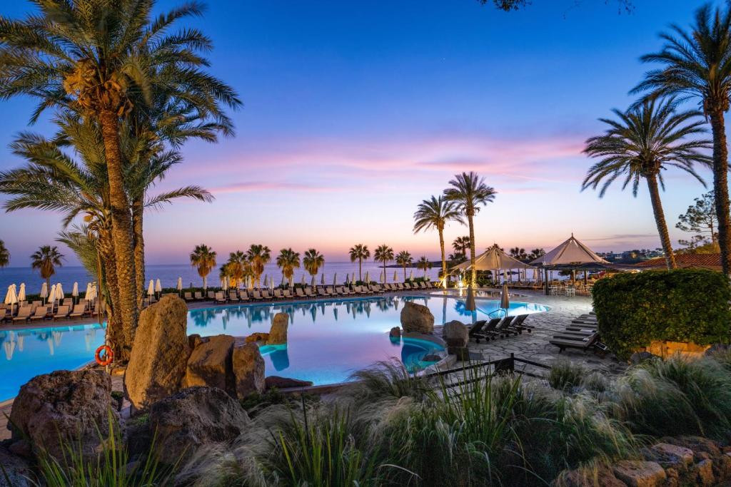 CORAL BEACH HOTEL & RESORT 5*