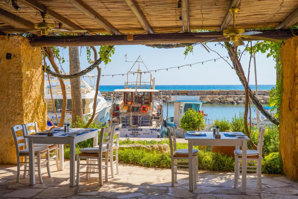 CORAL BEACH HOTEL & RESORT 5*