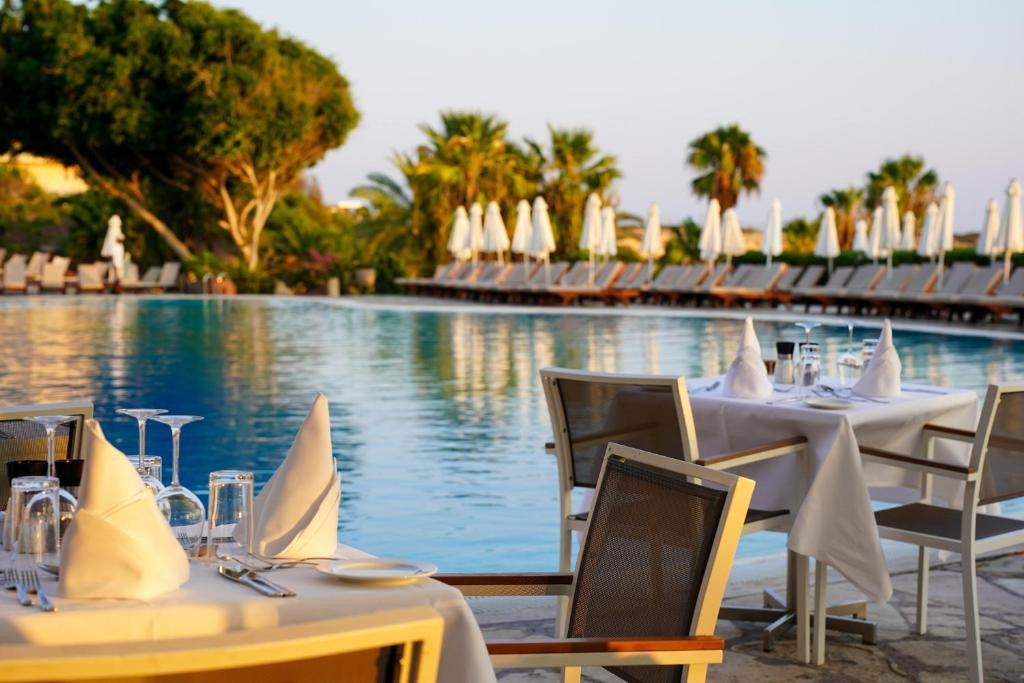 CORAL BEACH HOTEL & RESORT 5*