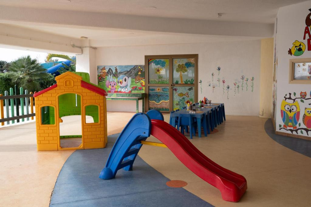 CORAL BEACH HOTEL & RESORT 5*