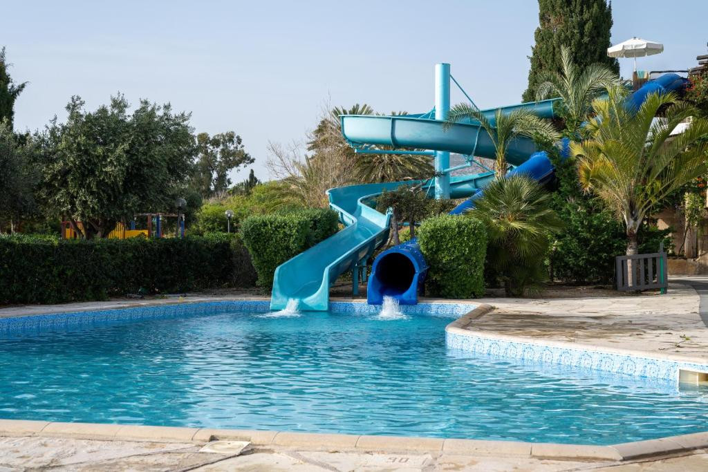 CORAL BEACH HOTEL & RESORT 5*