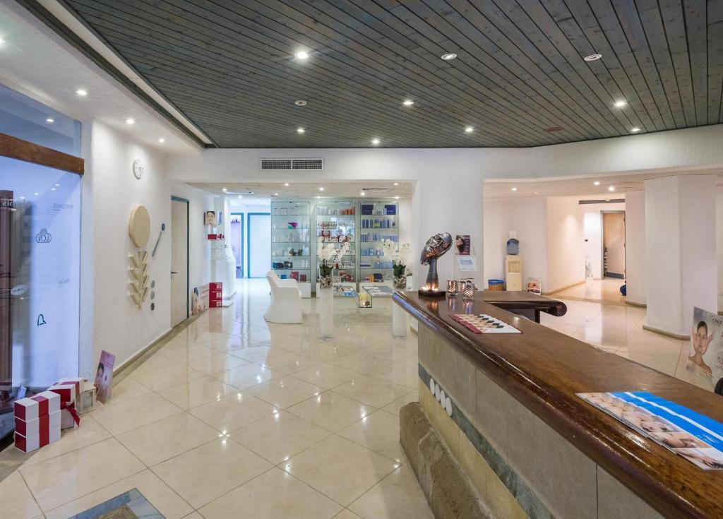 CORAL BEACH HOTEL & RESORT 5*