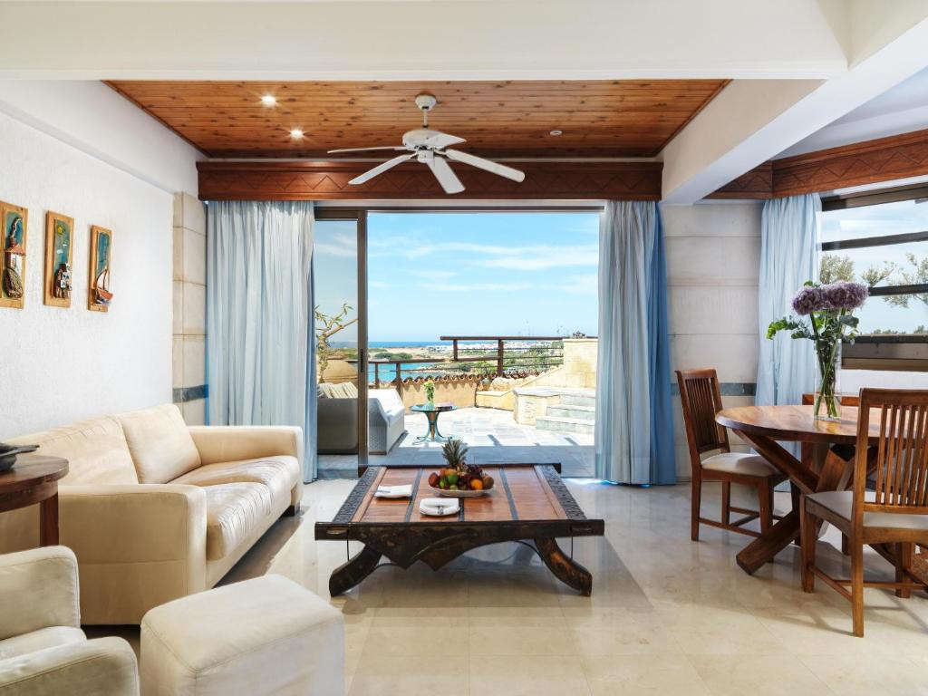 CORAL BEACH HOTEL & RESORT 5*