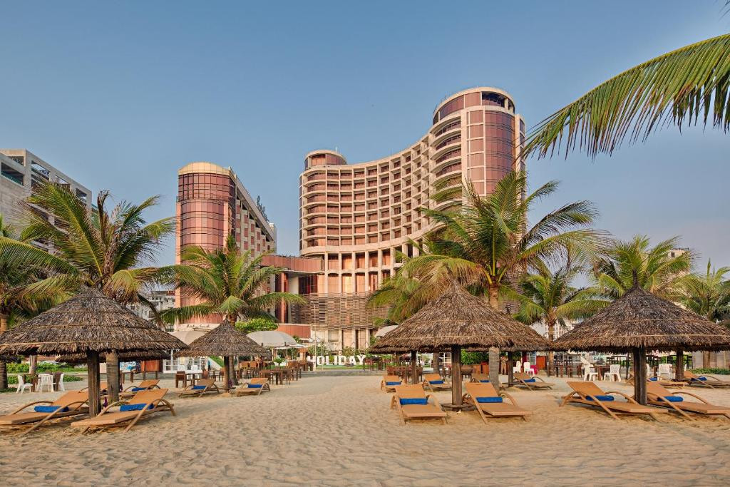 HOLIDAY BEACH DANANG 4*