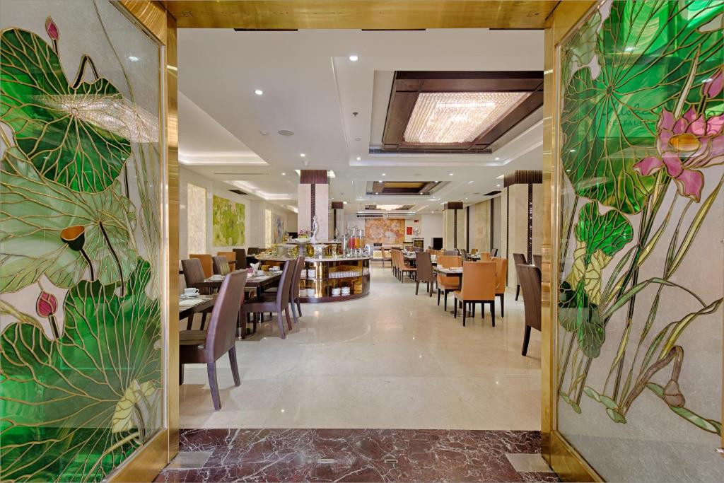 HOLIDAY BEACH DANANG 4*