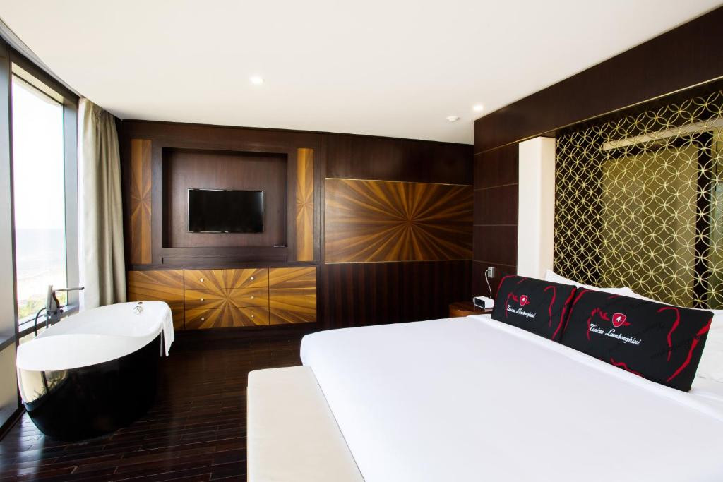 HOLIDAY BEACH DANANG 4*
