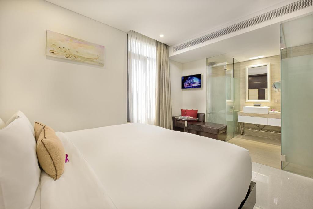 HOLIDAY BEACH DANANG 4*