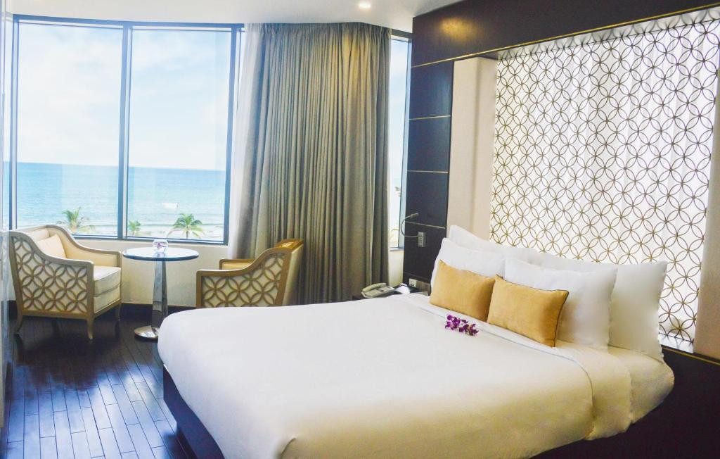 HOLIDAY BEACH DANANG 4*