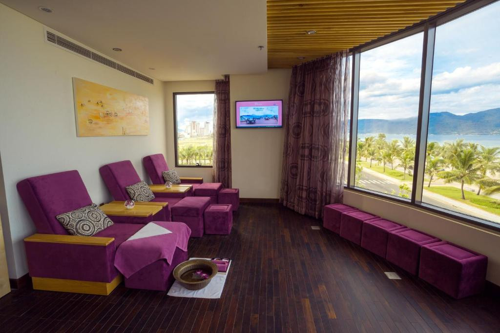HOLIDAY BEACH DANANG 4*