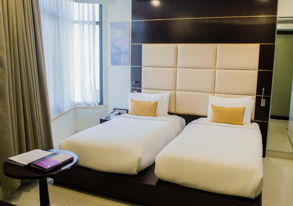 HOLIDAY BEACH DANANG 4*