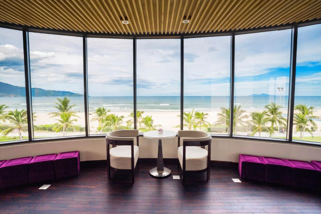 HOLIDAY BEACH DANANG 4*