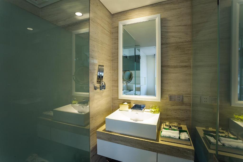 HOLIDAY BEACH DANANG 4*