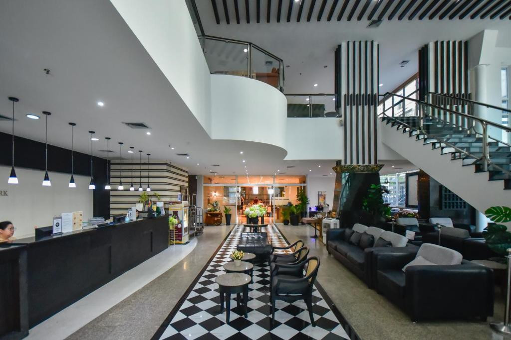 PINNACLE LUMPINEE PARK 3*