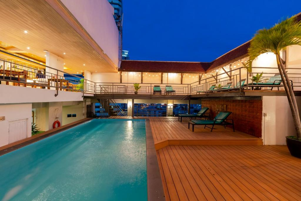 PINNACLE LUMPINEE PARK 3*