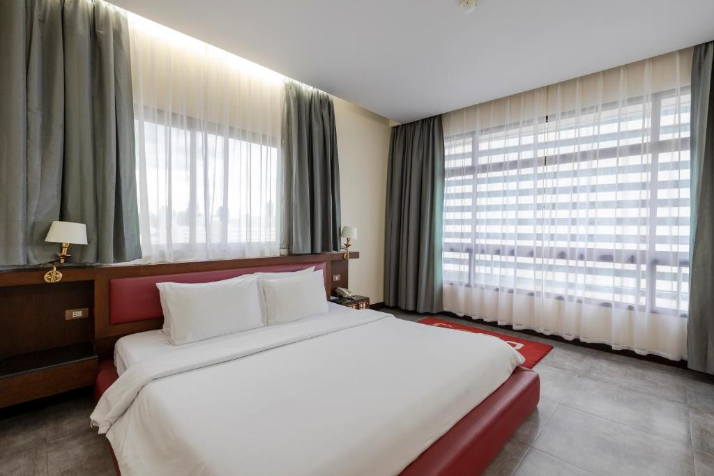 PINNACLE LUMPINEE PARK 3*