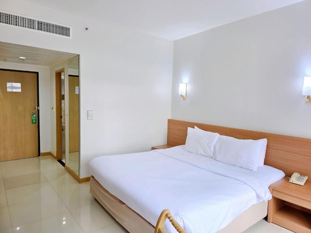 PINNACLE LUMPINEE PARK 3*