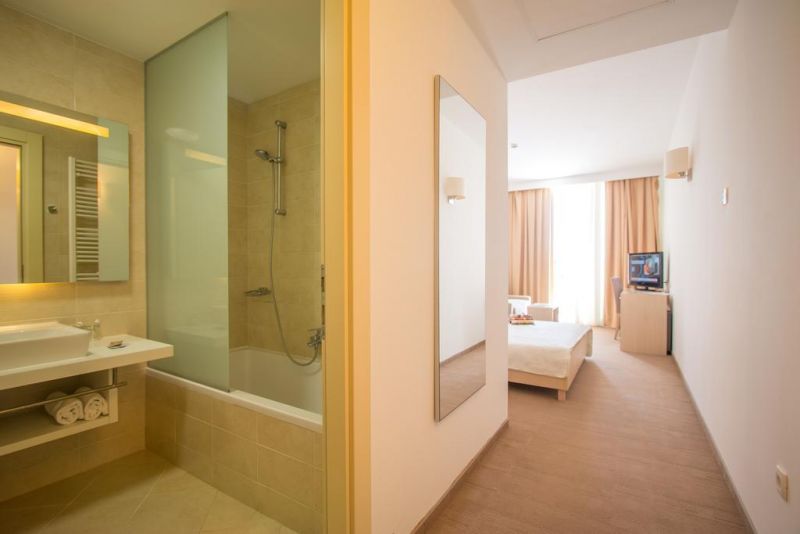 ADRIA HOTEL BIOGRAD NA MORU 3*