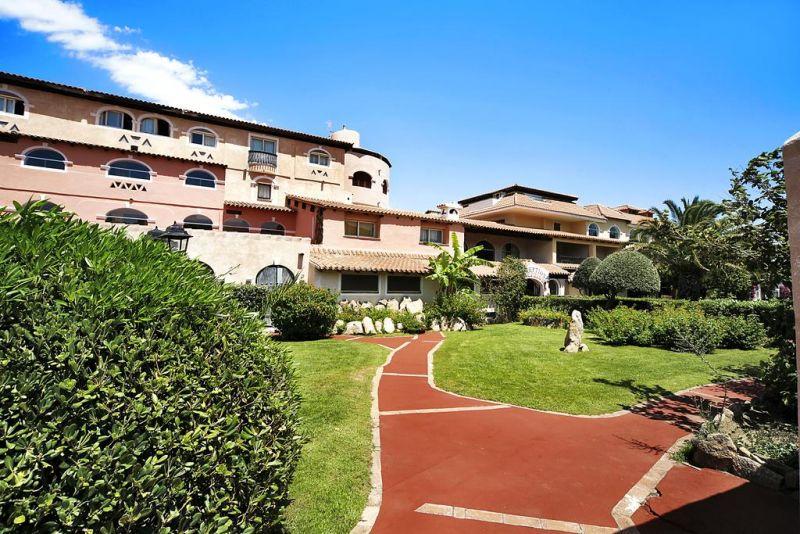COLONNA BEACH HOTEL & RESIDENCE 4*