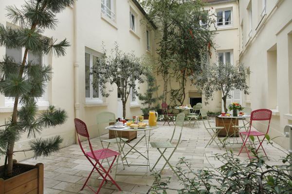 INTER-HOTEL LECOURBE 3*