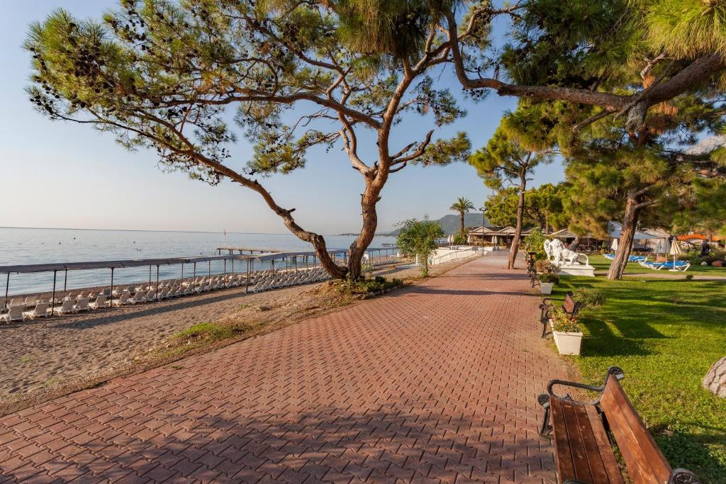 CLUB HOTEL BELPINAR 4*