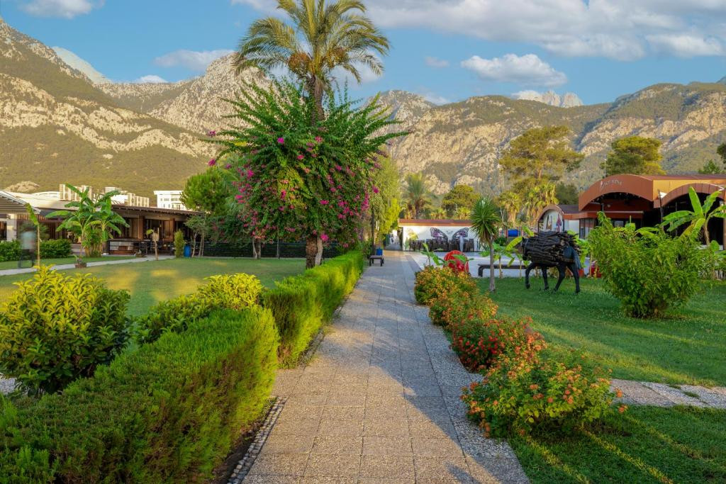 CLUB HOTEL BELPINAR 4*