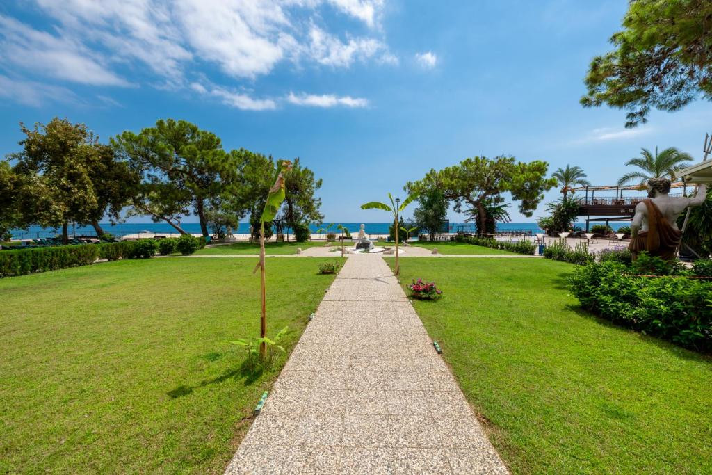 CLUB HOTEL BELPINAR 4*