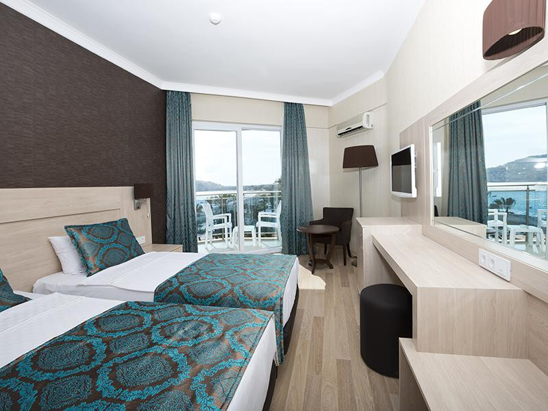 PARADOR BEACH HOTEL 4*