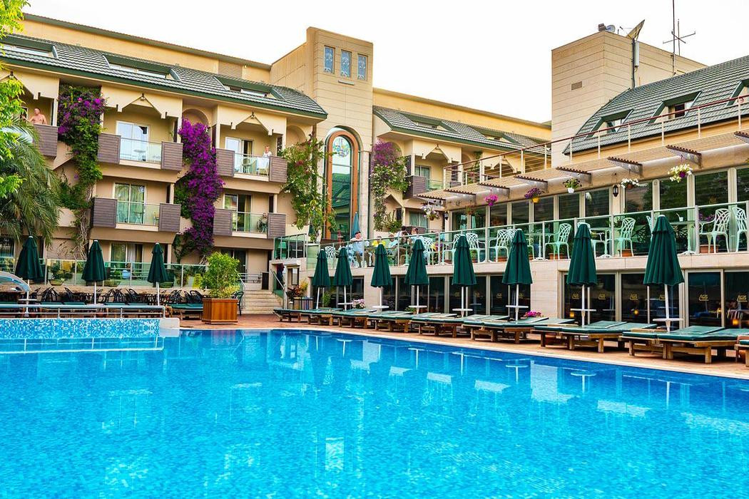 AMBASSADOR PLAZA HOTEL 4*