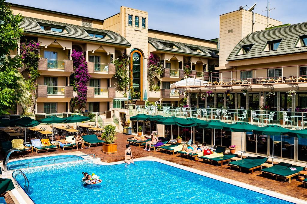 AMBASSADOR PLAZA HOTEL 4*
