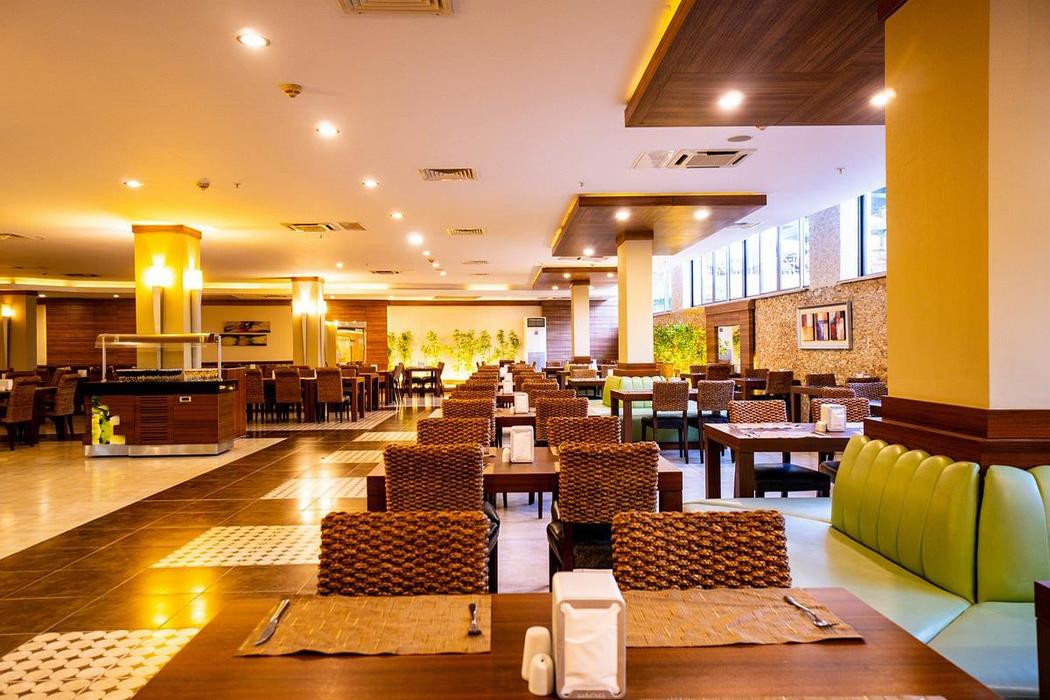AMBASSADOR PLAZA HOTEL 4*