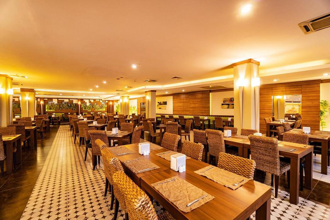 AMBASSADOR PLAZA HOTEL 4*