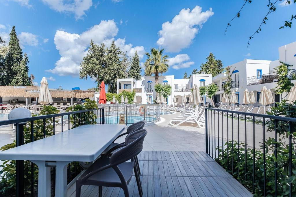 PALOMA FAMILY CLUB (EX. PALOMA BITEZ APART) 3*