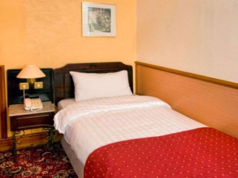 HOLIDAY VILLA 3*