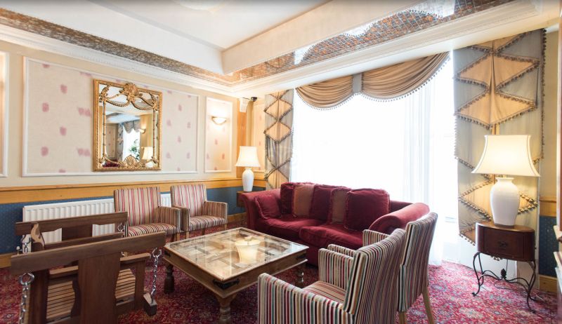 HOLIDAY VILLA 3*
