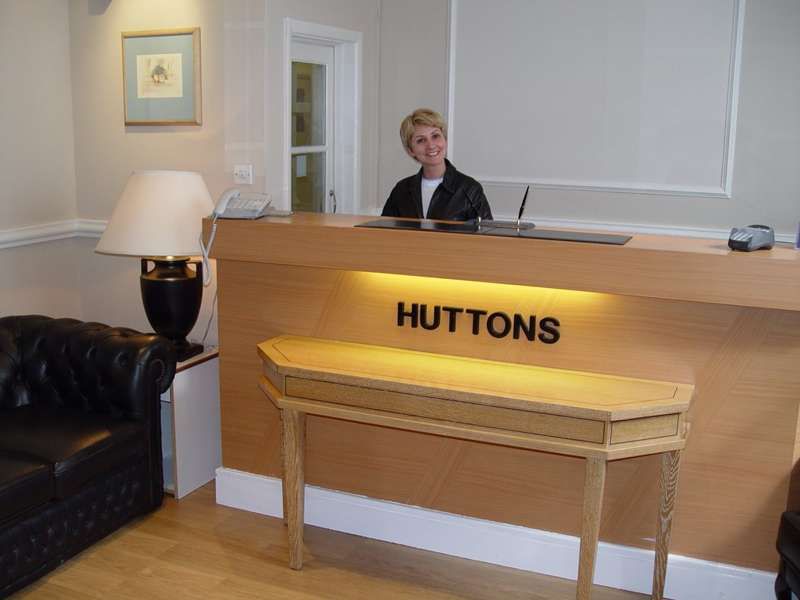 HUTTONS 3*