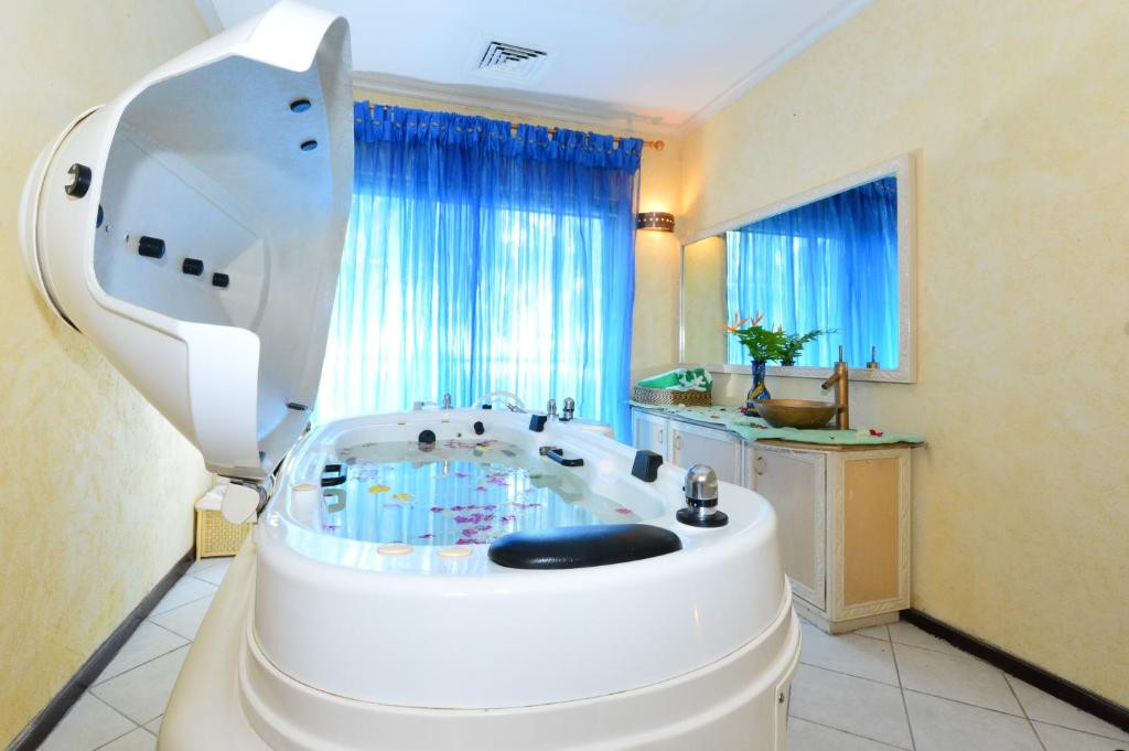DIANI REEF BEACH RESORT & SPA 5*