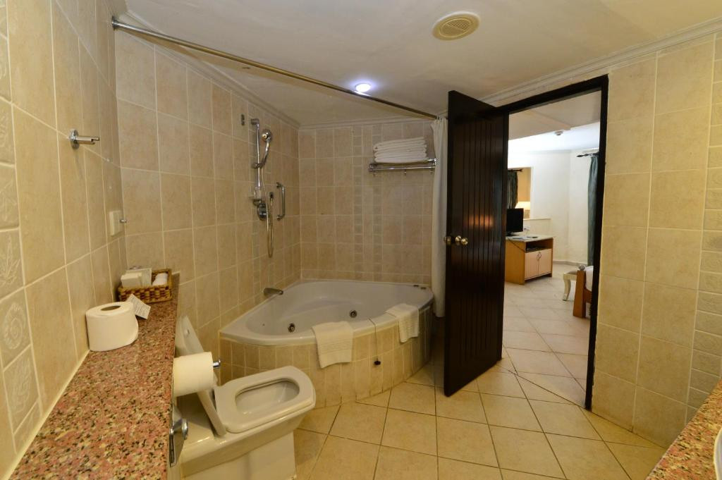 DIANI REEF BEACH RESORT & SPA 5*