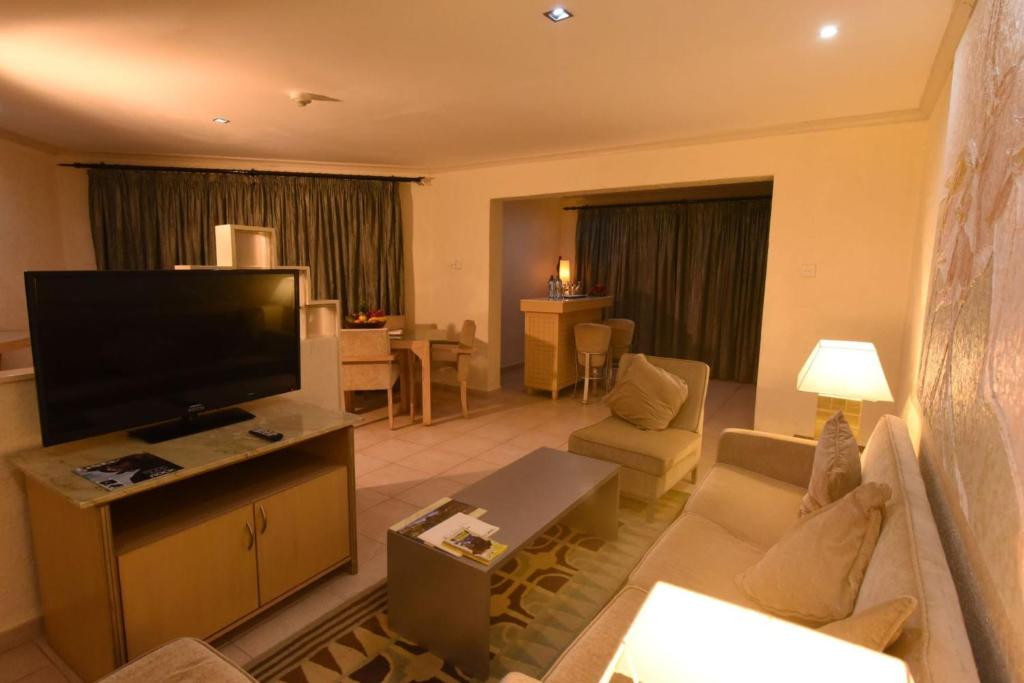 DIANI REEF BEACH RESORT & SPA 5*
