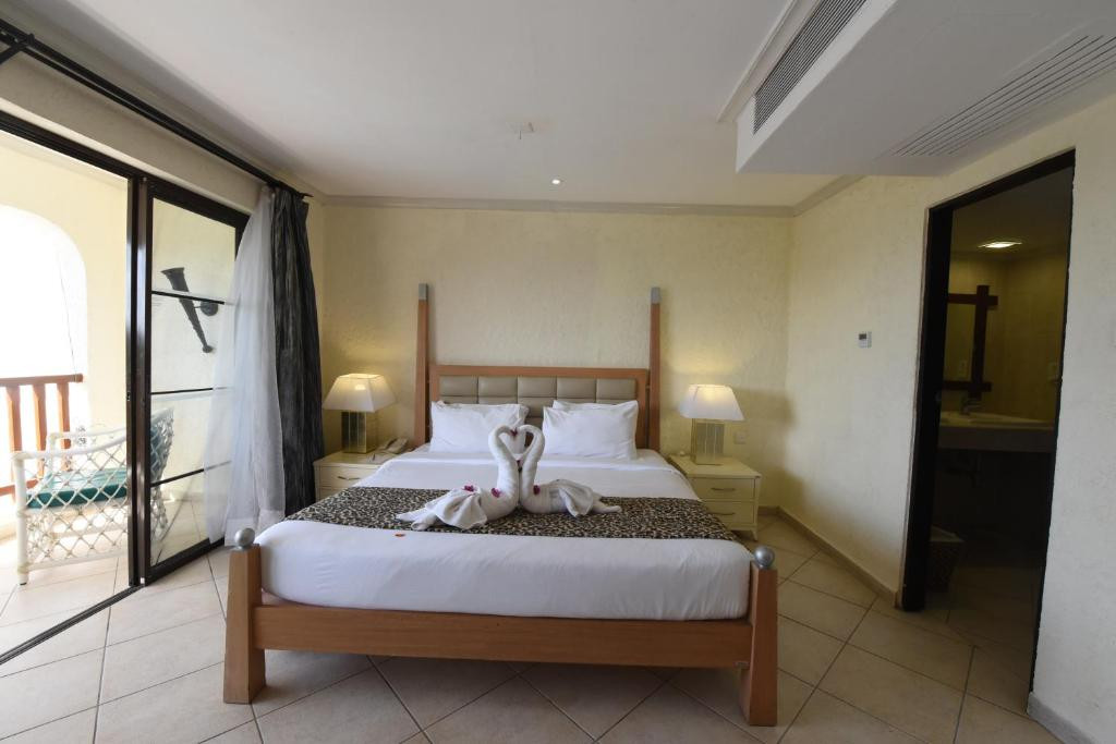 DIANI REEF BEACH RESORT & SPA 5*