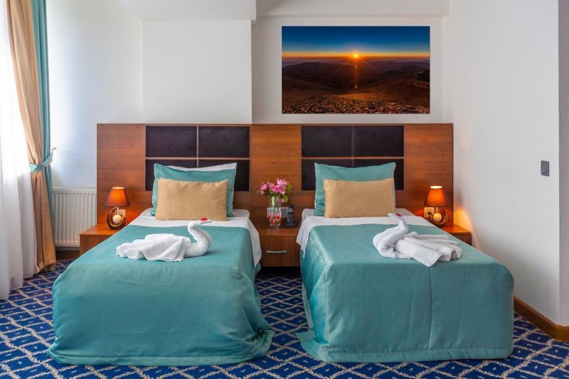 28 PLAZA HOTEL 4*