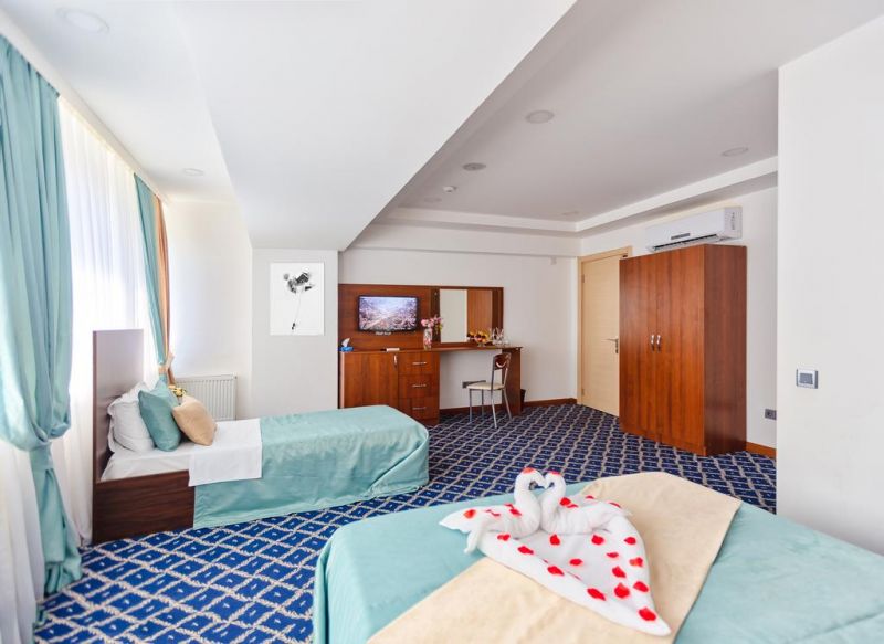 28 PLAZA HOTEL 4*