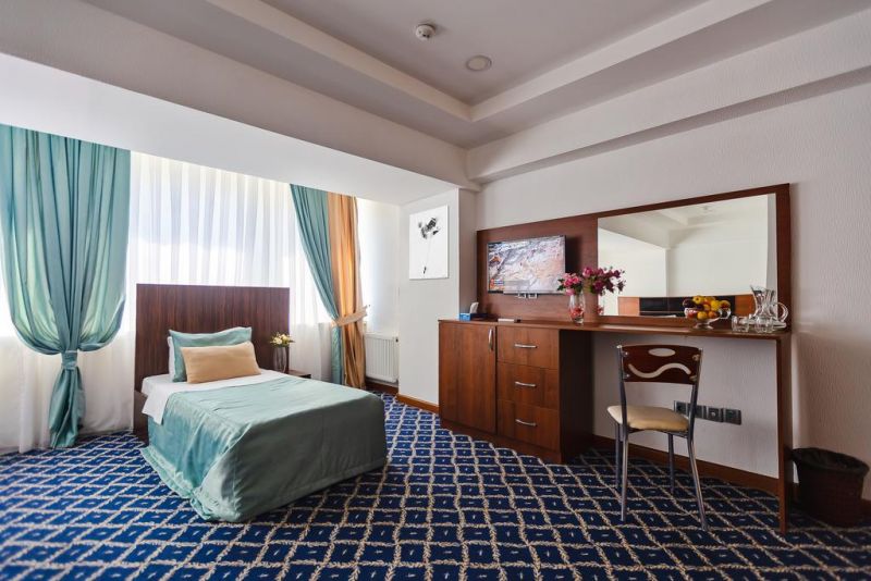 28 PLAZA HOTEL 4*