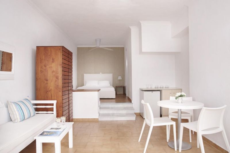 MANOS SMALL WORLD APT 4*