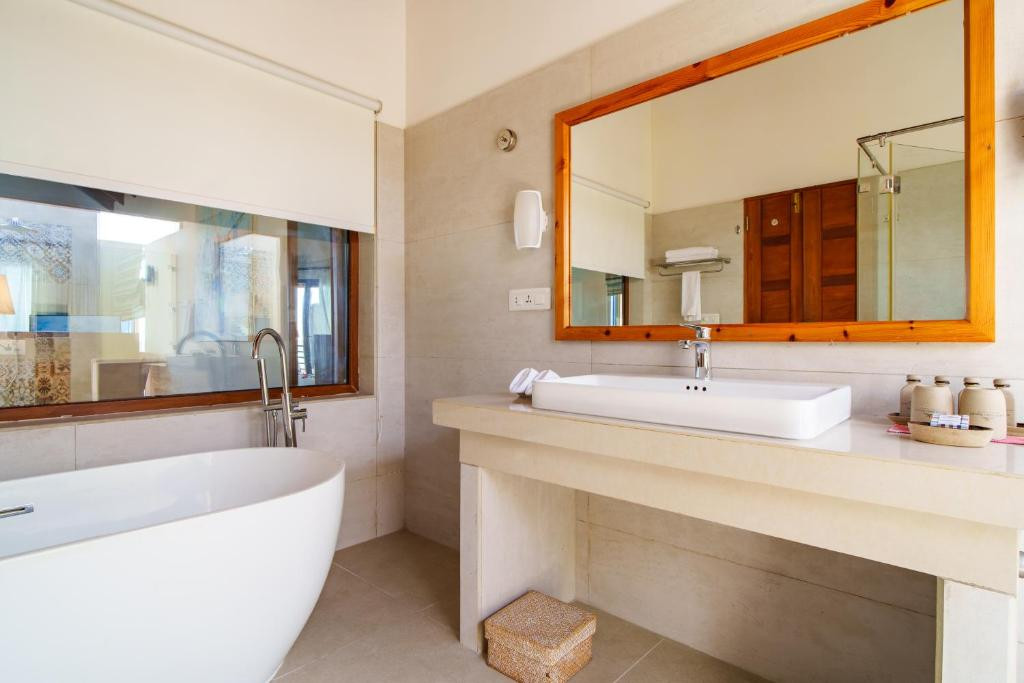 REETHI FARU RESORT 4*